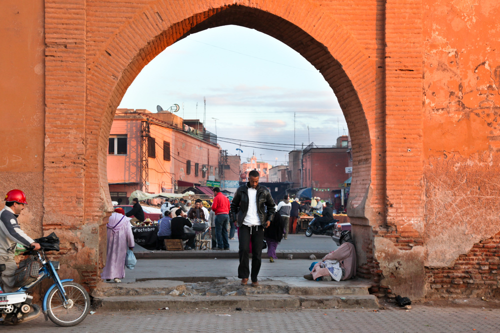 Marokko, Marrakesch, Stadttor, Tor, Marktplatz, innerhalb der alten Stadtmauer, Medina, Altstadt, Esel, Fotograf Frankfurt, photographer, Fotograf, blaue Stunde, Verkaufsstände, kulinarische regionale Spezialitäten