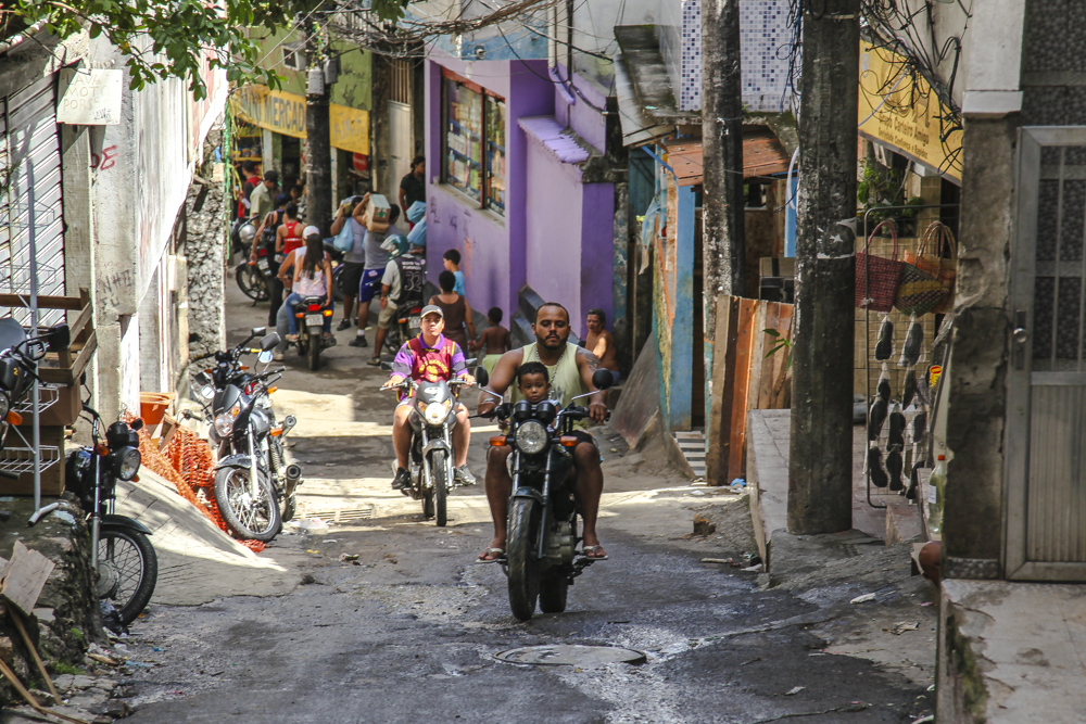 Rio de Janeiro, Rio, Brasilien, Favela, Rocinha, Favela Rocinha, berüchtigte und gefährliche Favela, Drogenbosse, Mafia, enge Gassen, Drogen, Drogenhandel, Gewalt, lose Kabel, Kabelsalat, Menschen in der FAvela, Bevölkerung in der Favela, Bevölkerung in Rio de Janeiro, Menschen Brasilien, Armut Brasilien, Mopeds Favela, Armut Favela