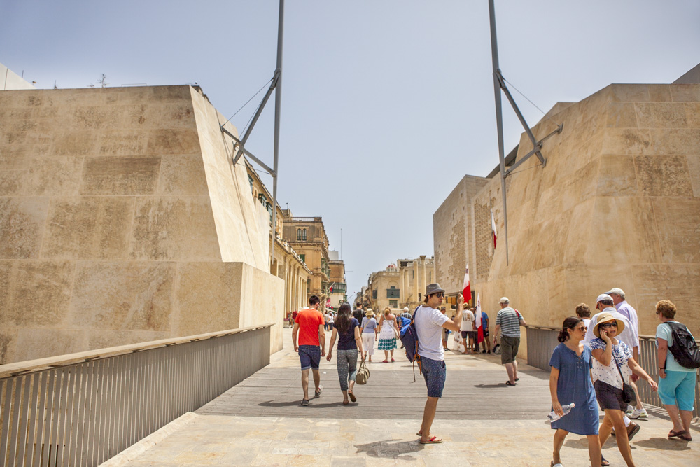 Malta, Bastion, Bollwerk, Stadtgraen, Stadtbefestigung, Stadtmauer, EIngang nach Valletta "City Gate" / Stadttor mit Blick auf die Republic Street, Einkaufsstraße, Hauptgeschäftsstraße