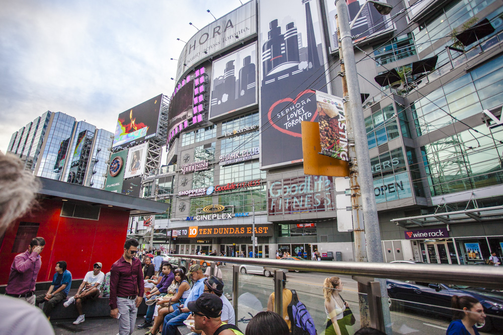 toronto-downtown-eaton-centre-younge-dundas-square5