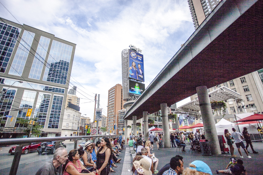 toronto-downtown-eaton-centre-younge-dundas-square6