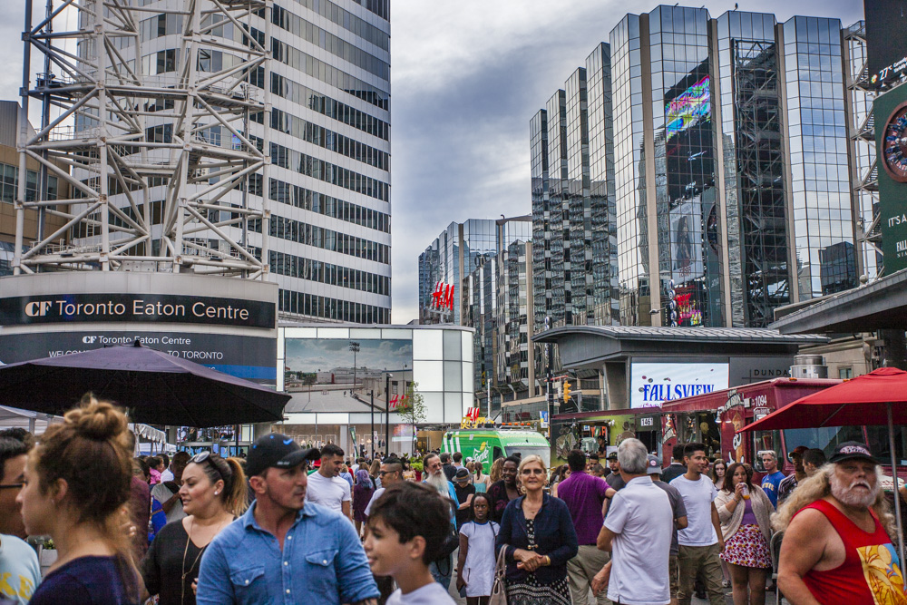 toronto-downtown-eaton-centre-younge-dundas-square8