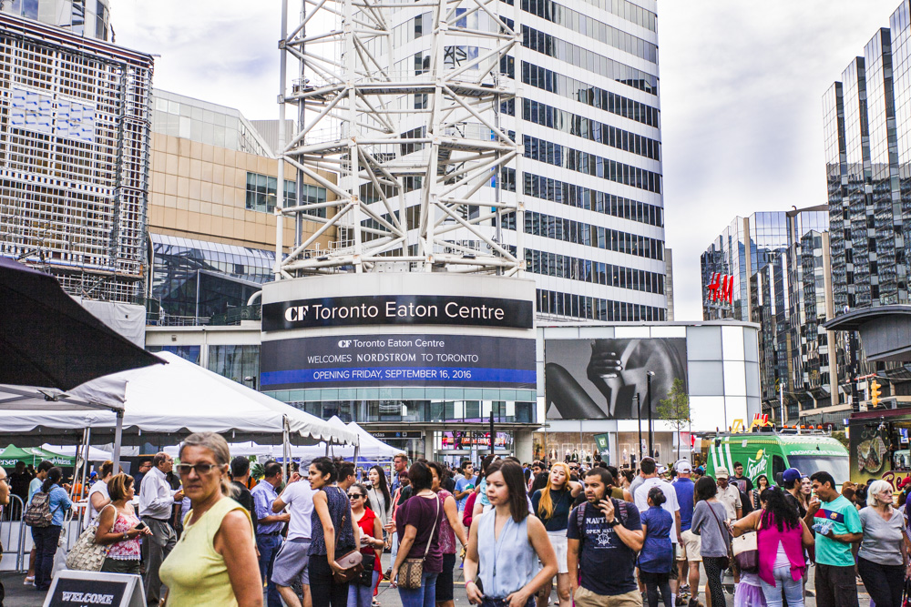 toronto-downtown-eaton-centre-younge-dundas-square9