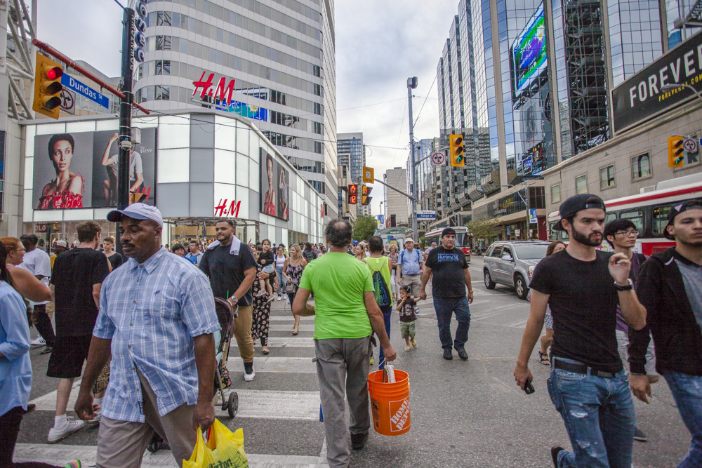 toronto-downtown-eaton-hm-younge-dundas-square4