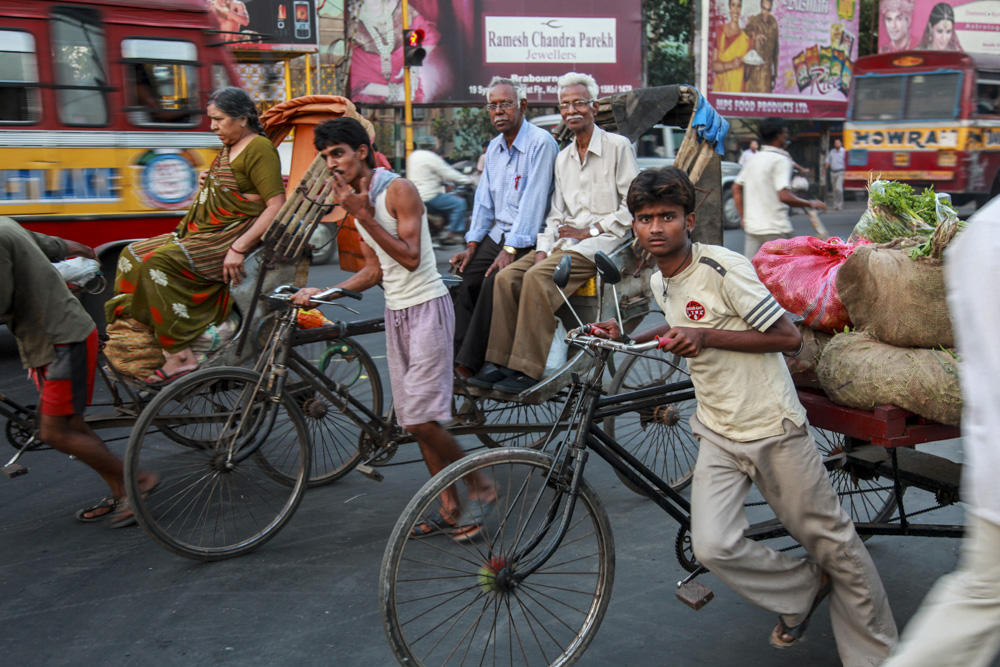 Indien India Kalkutta Kolkata street photography travel reisereportage fotografie fotoreportage Menschen Leben Straße Verkehr Fahrrad Rikscha Verkehrschaos