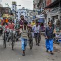 Indien, India, Kalkutta, Kolkata, street photography,travel, reisereportage, fotografie, fotoausstellung, reportage, fotoreportage, Menschen, Leben, Straße, Verkehr, Rikscha Verkehrschaos, Laufrikscha, Stadt der Freude, Mensch zieht Rikscha,