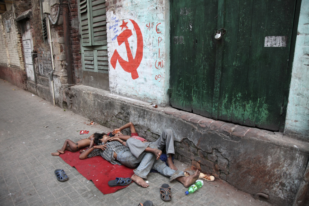 schlafplatz familie straße armut kalkutta kolkata kind