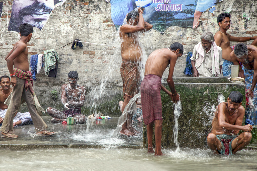 waschen maenner kalkutta brunnen wasser