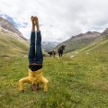 Barfuß, Barfußlaufen, Barfußwandern, Schweiz, Kopfstand, Yoga, Fotograf, Berge, Alp, Bergwandern, Kuh, Yogafotograf